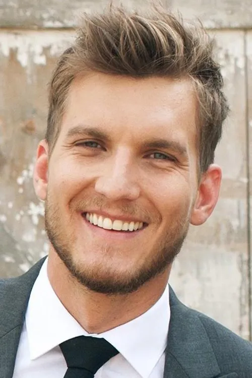 Scott Michael Foster interpretando a Officer Meyer
