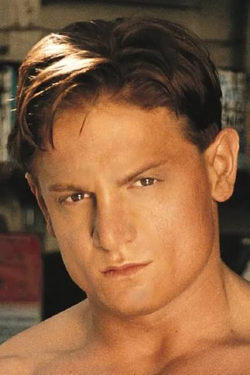 Scott Randsome interpretando a 