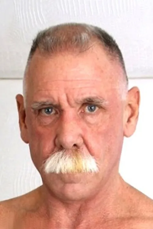 Scott Reynolds interpretando a 