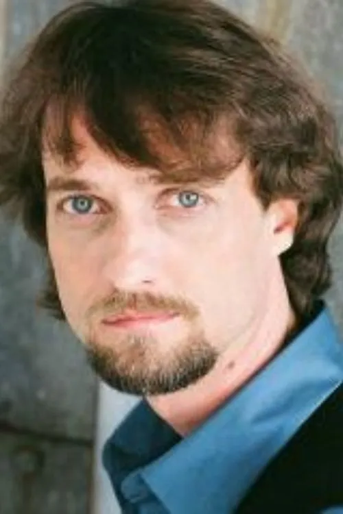 Scott Simpson interpretando a Stalker