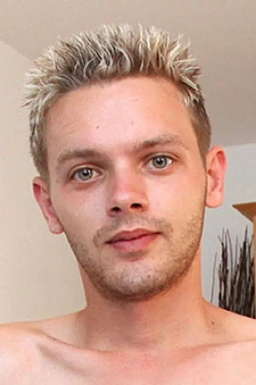 Scott West interpretando a 