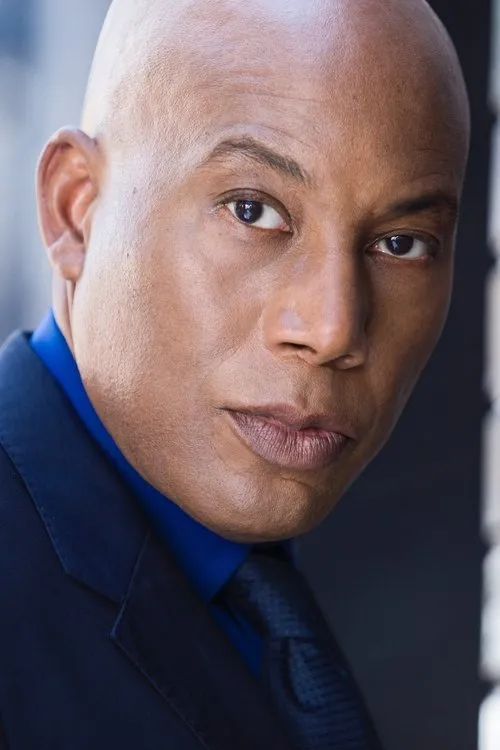 Scott Whitehurst interpretando a Health Club Manager