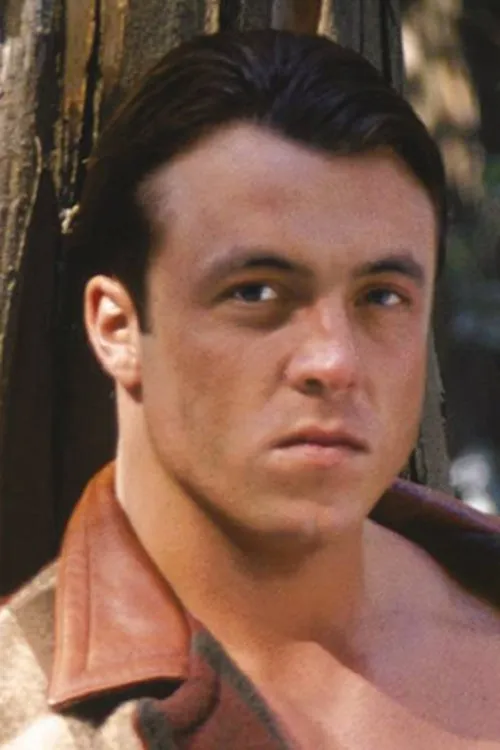 Scott Wilder interpretando a 