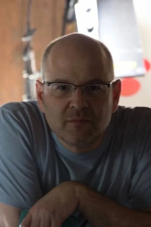 Scott Zakarin interpretando a Charlie Cobb