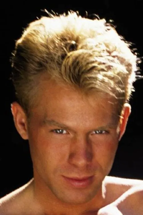 Sean Carrera interpretando a 