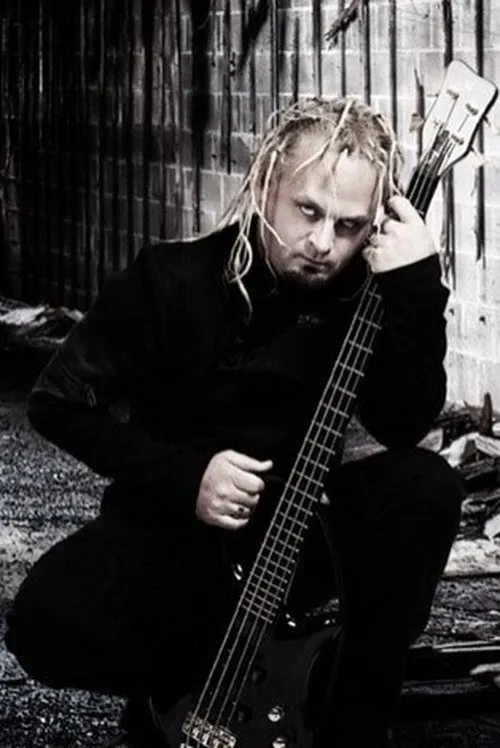 Sean Christians interpretando a Himself - Bass