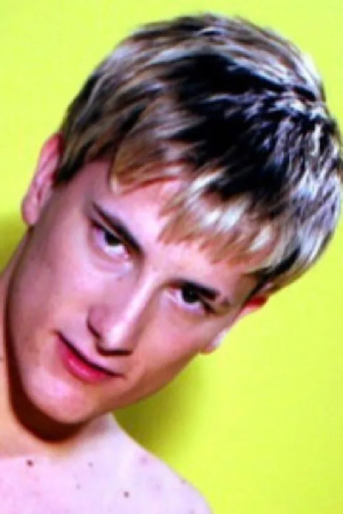 Sean Dawson interpretando a Gareth