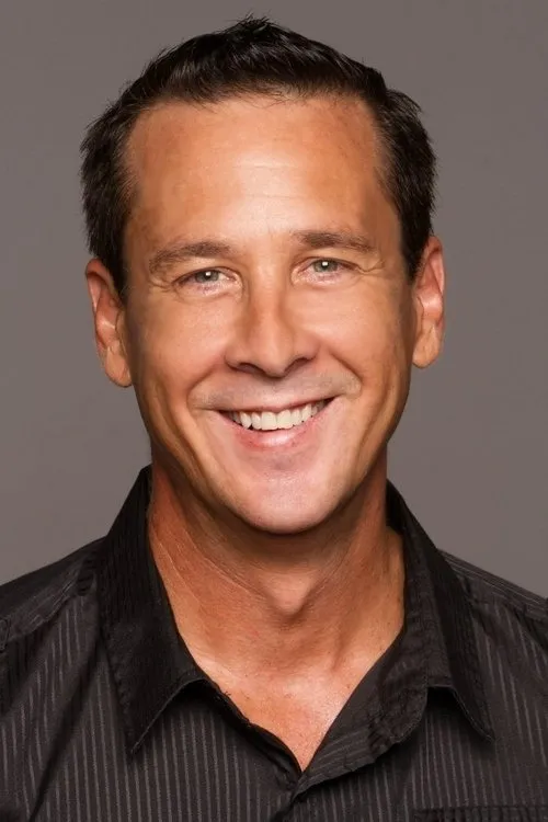 Sean Edward Frazer interpretando a Police Officer