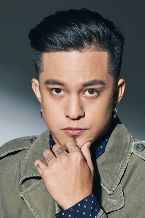 Sean Huang interpretando a Hai