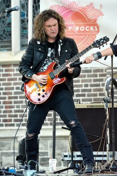 Sean Kelly interpretando a Guitar