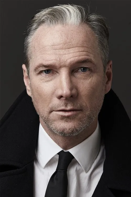 Sean Mahon interpretando a Bob