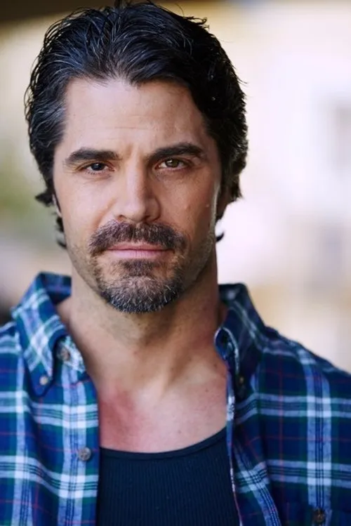 Sean Michael Arthur interpretando a Mathews