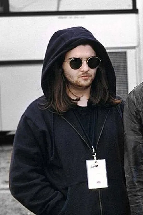 Sean Moore interpretando a himself