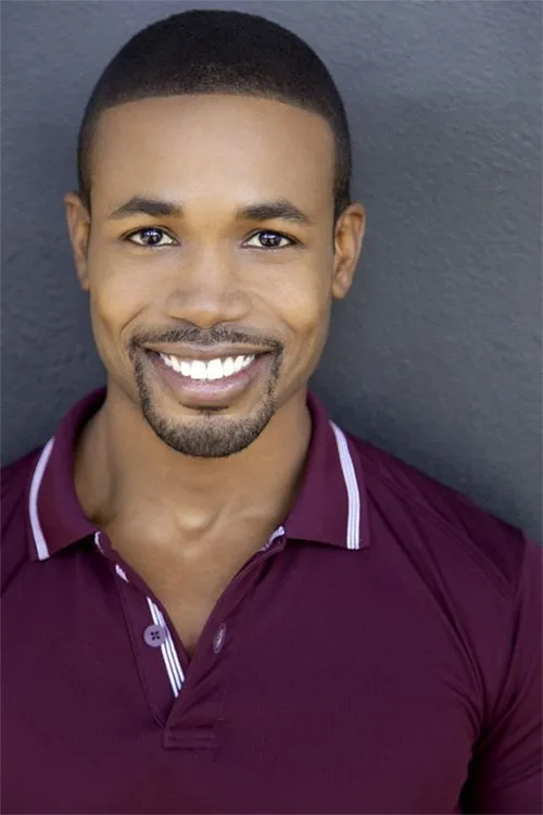 Sean Riggs interpretando a Douglas