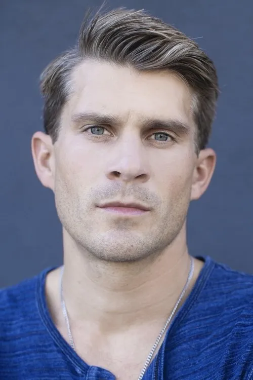 Sean Russel Herman interpretando a Sheriff Winters