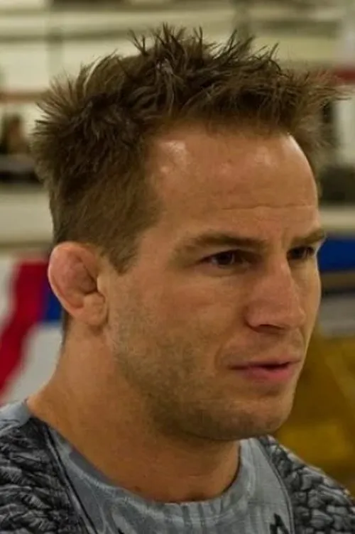 Sean Sherk interpretando a Self