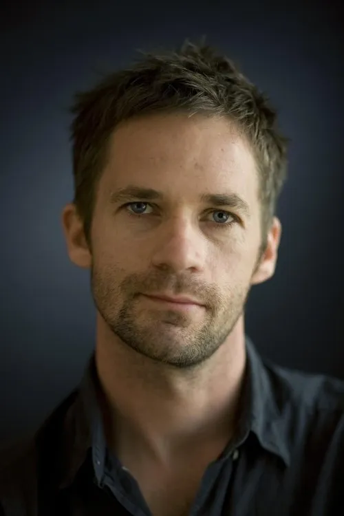 Seb Cardinal interpretando a Karl