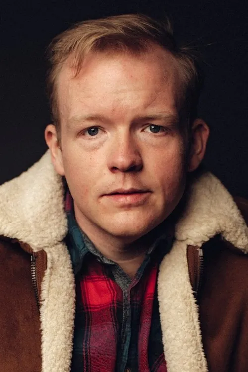 Sebastian Griegel interpretando a Pfleger Martin