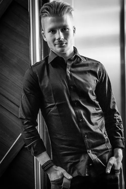 Sebastian Hiort af Ornäs interpretando a Sebbe