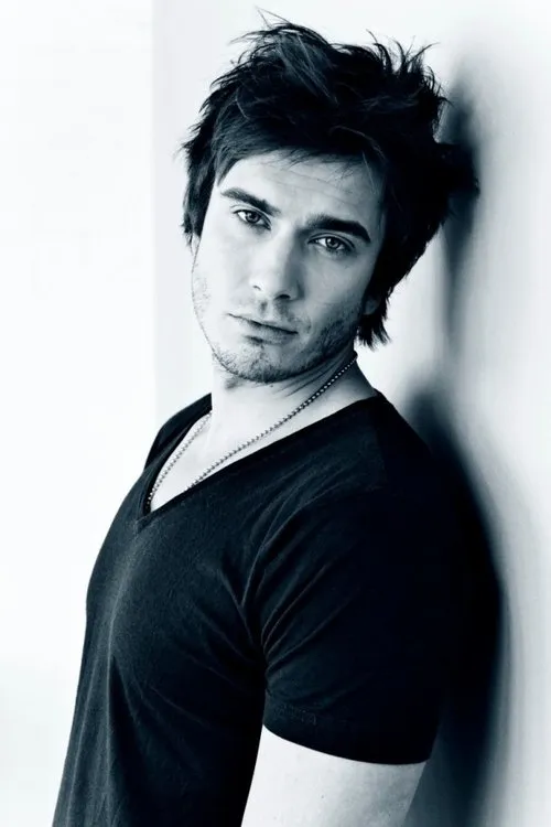 Sebastian Rejman interpretando a Raimo Helminen