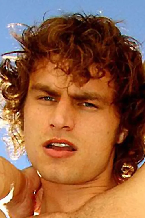 Sebastian Stone interpretando a 