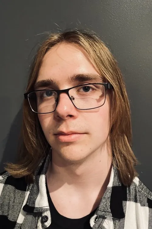 Sebastian Tru Tuominen-Pawlik interpretando a The Accomplice