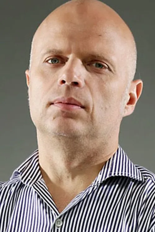 Sebastián Wainraich interpretando a Leonel