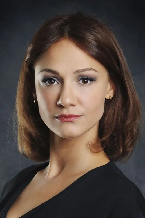 Seda Demir interpretando a