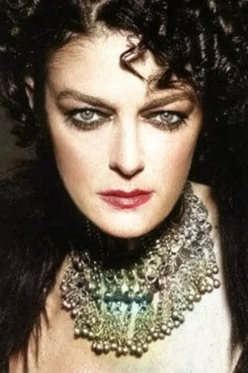 Selda Özer interpretando a 