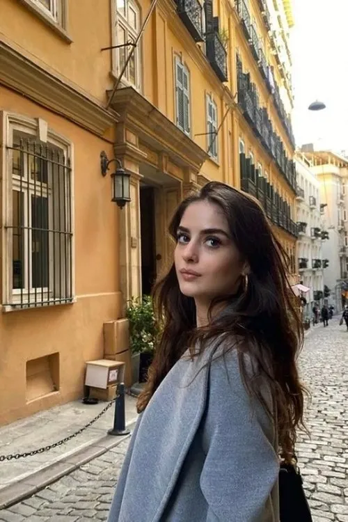 Selen Özbayrak en su biografía y filmografía