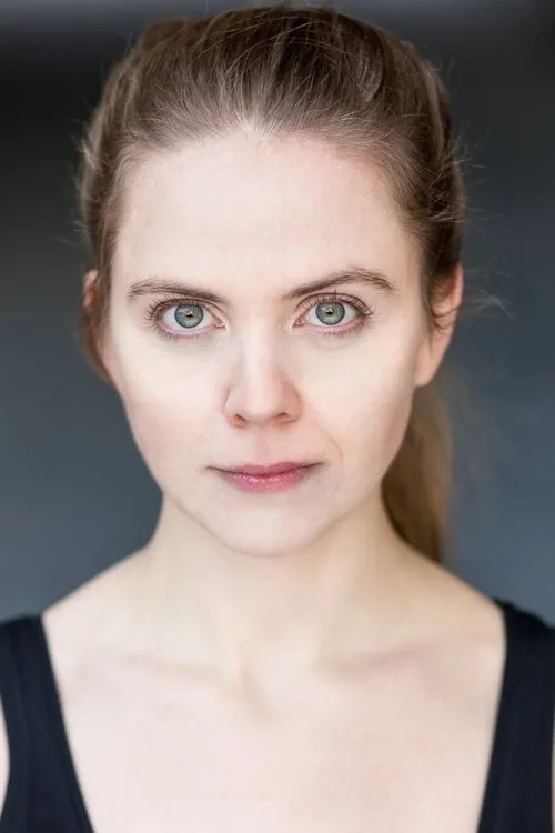 Selina Black interpretando a Station Officer