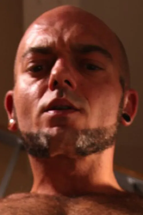 Selu Leon interpretando a (archive footage)