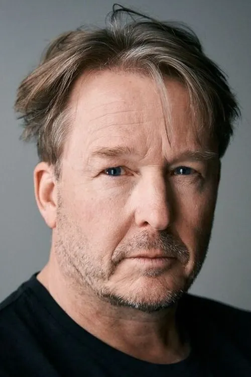 Serge Falck interpretando a