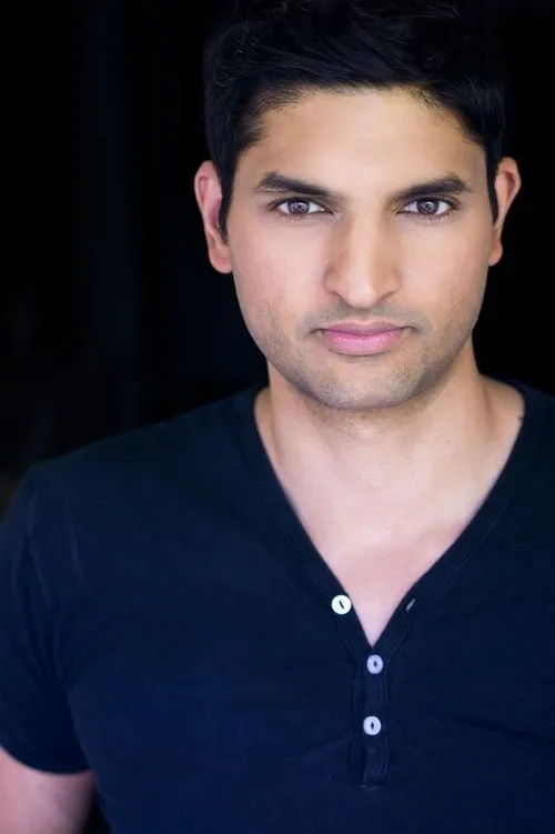 Serge Jaswal interpretando a Donald