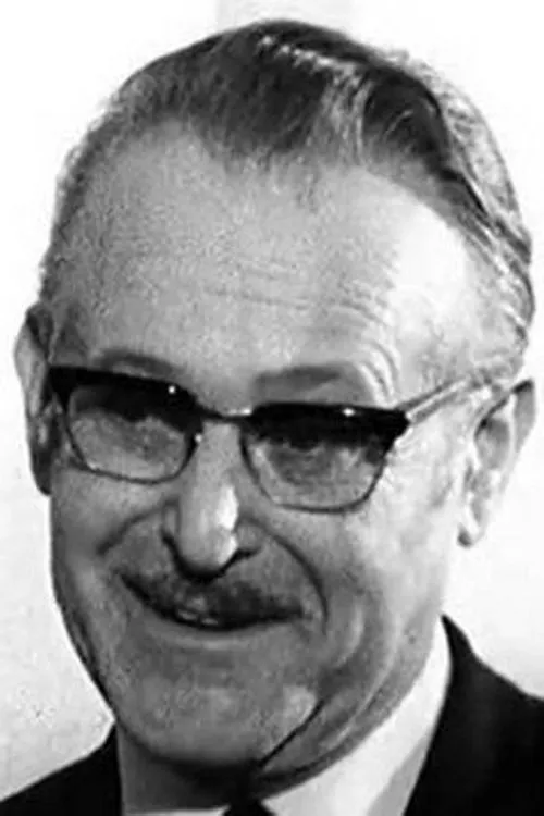 Serge Nadaud interpretando a Officer