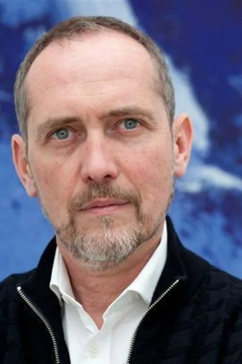 Serge Renko interpretando a Adamas