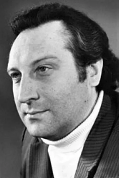 Sergei Ivanov interpretando a Sayar - komissar politsii