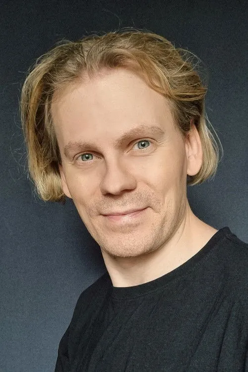 Sergei Larin interpretando a The Prince