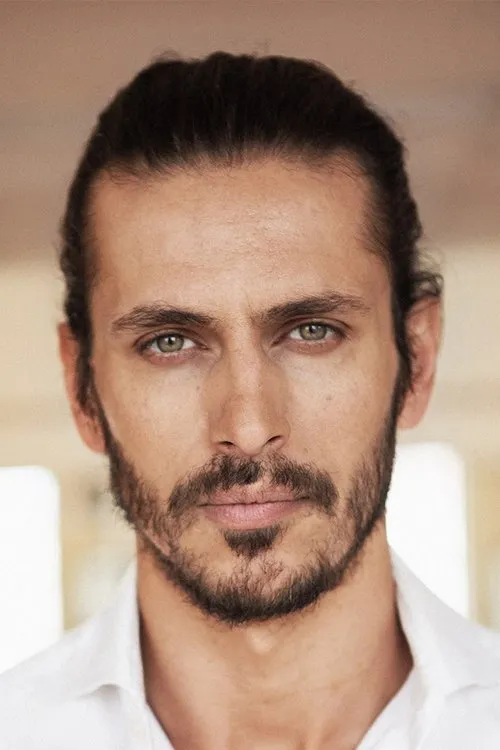 Sergej Arcaba interpretando a 