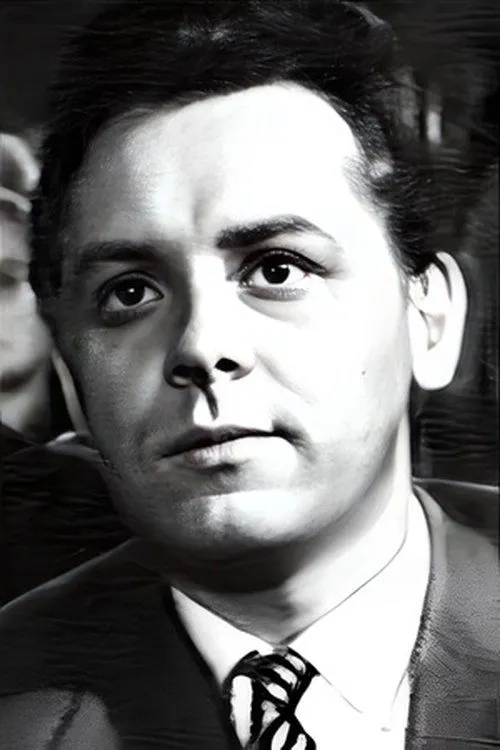 Sergey Yakovlev interpretando a soviet officer