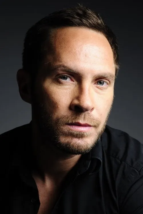 Sérgio Praia interpretando a Augusto