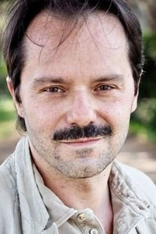 Sergio Romano interpretando a Agente interrogatorio