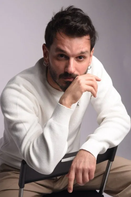 Serhat Osman Karagöz interpretando a Hüseyin