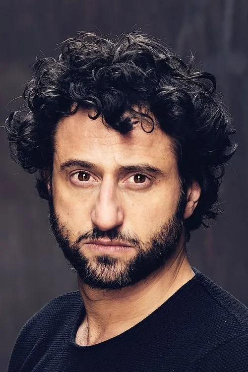 Serkan Kaya interpretando a Lasse Hoffmann