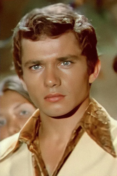 Sertan Acar interpretando a