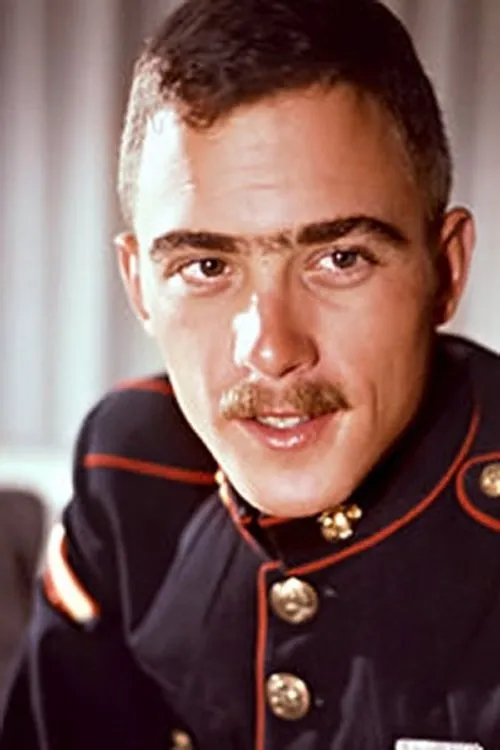 Serviceman Model interpretando a (segment 