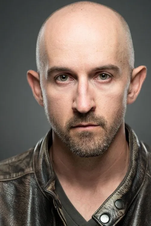 Seth Austin interpretando a Renny