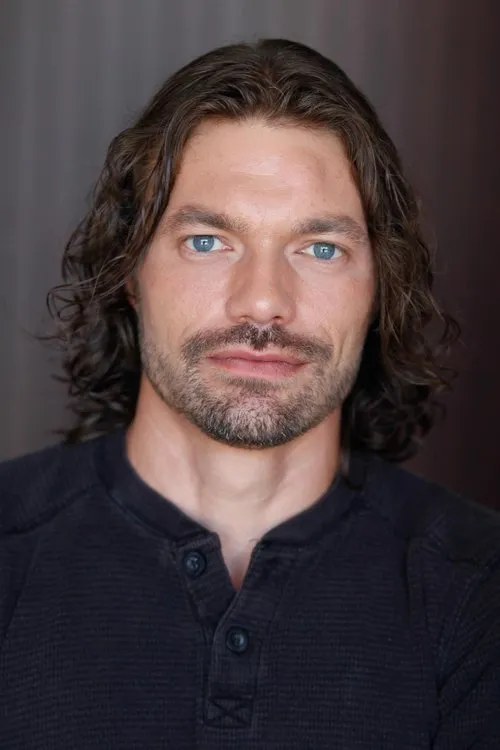 Seth Gandrud interpretando a Mason