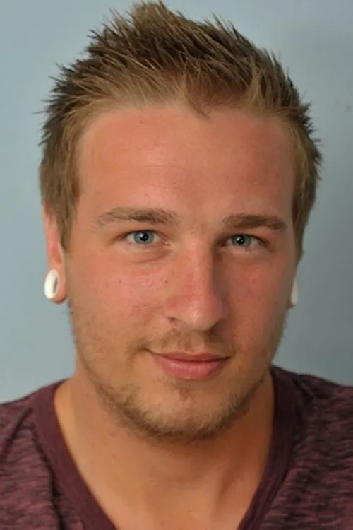 Seth Haus interpretando a (archive footage)