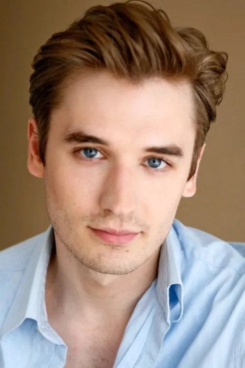 Seth Numrich interpretando a Roy